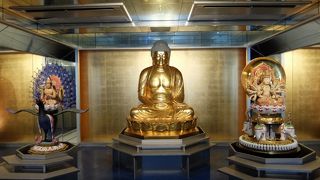 法乗院の本堂には釈迦如来像