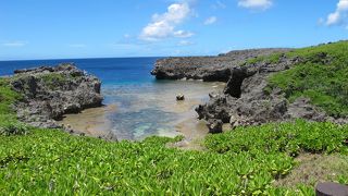 ごつごつした岩でできた岬でした。