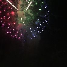 次から次に爆音が公園内に響きます