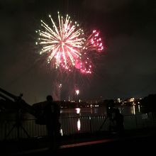 湖面に映っています