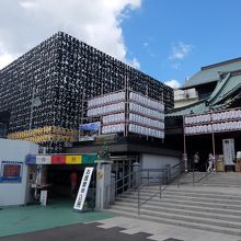 左の建物が新しく建立された本堂