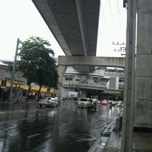 バンスー駅からの高架の延長が、タオプーン駅に連結されています