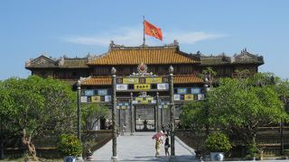 ベトナム戦争時代の弾痕も残る阮朝期の王宮