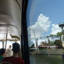 大きな湖は、２ルートあるボートで渡ることもできます