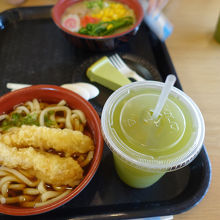 日本館の冷たい緑茶が美味しい！