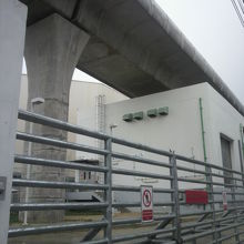 地下鉄線路は、高架鉄道になり、地上建物の上を通っています。