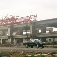地上３階部分が姿を見せている工事中の新設バンスー駅です。