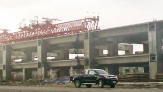 国鉄バンスー駅は、ランシット駅に向かうレッドラインの新設駅建設の真っ最中です。