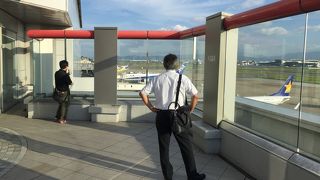 非常に分かり難い案内板。やっと辿り着いた送迎デッキは猫の額ほど。展望室なるものは見晴らしは良いものの、ガラス張りなので撮影には向かない。空港の規模からすると非常に貧弱な送迎デッキ。