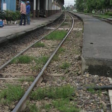 現在のバンスー駅です。手入れがされていない駅と線路の様子です