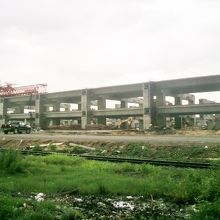 新設バンスー駅の骨格が出来上がりつつあります。大規模工事です