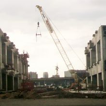 ３階層の構造部分が、次々と組み上がり、工事が進んでいます。