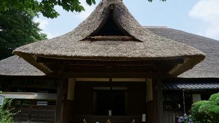 藁ぶきの母屋がものすごい存在感