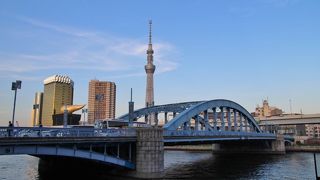 隅田川に架かる水色の橋