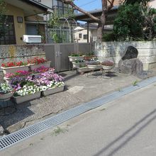 １一般住宅入口前の碑