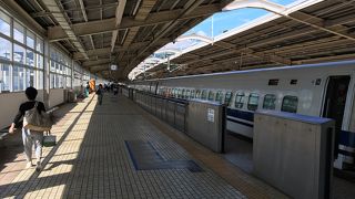 温泉街側に新幹線駅の専用の出入り口がないため、EXカード利用だと直接出られない。