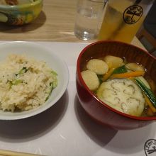 土鍋ごはんに野菜たっぷりお味噌汁