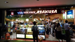 日本土産でにぎわっていました