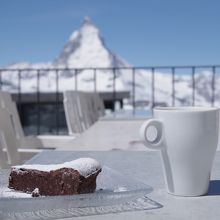 テラスで、マッターホルンを眺めながらケーキを食べました