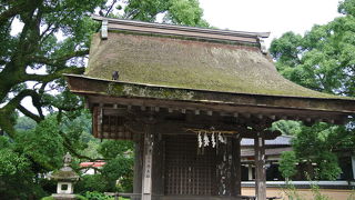 太鼓橋を渡って右側にあります