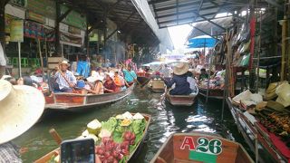 活気ある観光水上マーケット