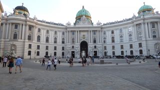 堂々とした建築に見とれる