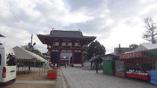 昭和に再建された大門