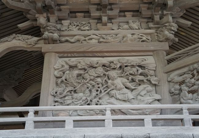 透かし彫り風に深い彫り