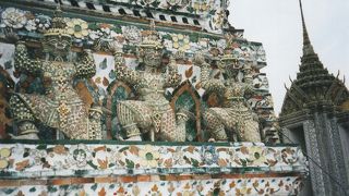 天高く聳えるエキゾチックな大仏塔