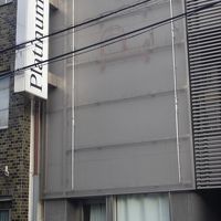 地味でオフィスビルのようにしか見えない外観