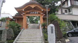 真新しい寺です。