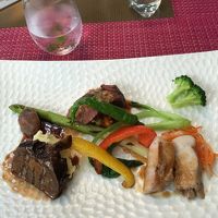 牛タンのワイン煮・牛モモ焼いた肉・豚肉・野菜