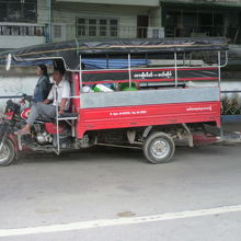 タチレクのイミグレーションの出口の通りのソンテウの様子です。