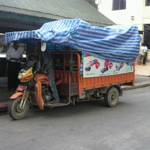 タチレクのイミグレーション通りで停車中のソンテウの様子です。