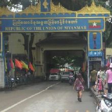 タチレクの国境橋の近くの門を通過しているソンテウです。