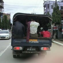 タチレクの市街地を利用客を乗せて走るソンテウの様子です。