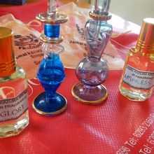 購入した瓶と香水。瓶は２０ドルと２５ドル。香水は各１０ドル。