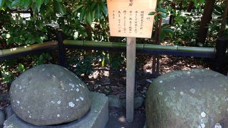 人通りの少ない所にあります