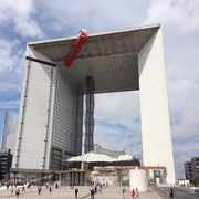 　綺麗でデカすぎる　建築物という印象です。