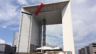 　綺麗でデカすぎる　建築物という印象です。