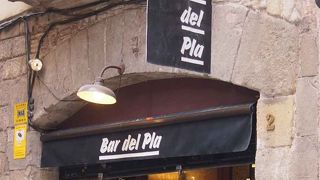 人気のボルン地区、サンタマリア・デル・マル教会近くの小粋なバル