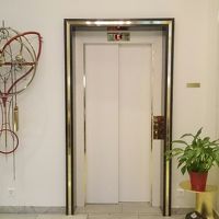 ロビーのエレベーターと素敵な時計