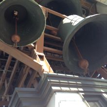 大きなベルがいくつもついています。