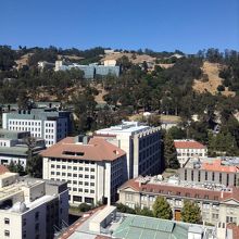 丘の上にある建物もあります。