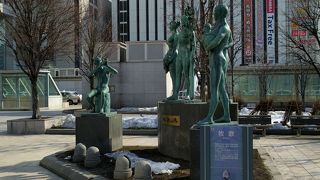 北海道の名産を持っている銅像