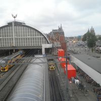 渡り廊下から駅が見える