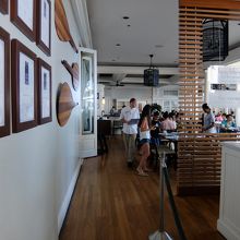 入り口です。名前と人数を伝えると順番に呼ばれます。