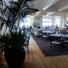 屋内は広々として開放的です。