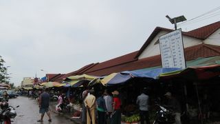 市場の周りにも露天ひしめく巨大なマーケット