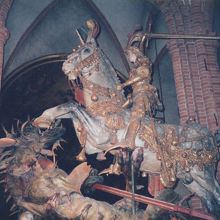 大聖堂の内部にある　「セント・ジョージと龍」の彫像